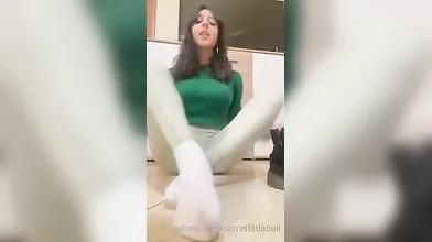 Secretlittledoll teen con piedini irresistibili e sensuali