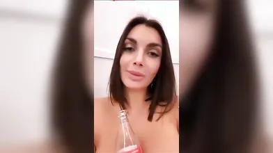 Elettra Lamborghini con bottiglia di Coca Cola tra il seno