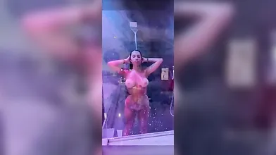 Vita Maria Giordano sotto la doccia hot