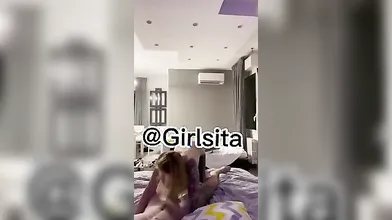 Ragazza scopata a quattro zampe dall'amico appassionato