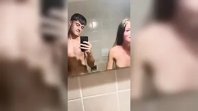 Cazzo duro? Mettiti in ginocchio e inizia a succhiare subito