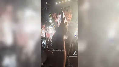 Al concerto di Vasco le fan mostrano il seno ardente