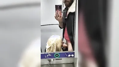 Sborra in gola su biondina italiana fidanzata durante il viaggio in treno