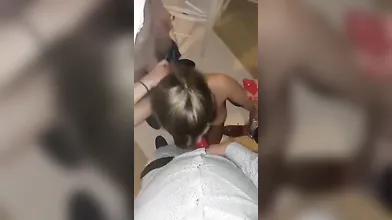 Ragazza italiana si concede a tre uomini al ristorante con dialoghi hot in italiano