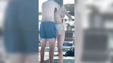 Accarezza il sedere della tua ragazza sulla spiaggia