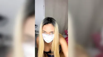 Bionda sexy sfoggia il seno e si masturba con gli slip bagnati