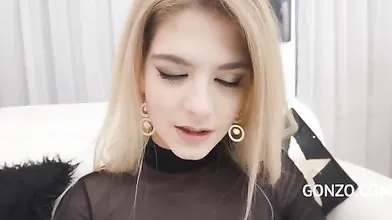 Sara Bell teenager in gang bang interraziale con doppia penetrazione anale e pissing