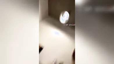 Bionda napoletana con seno prosperoso soddisfatta con una sborrata in bocca