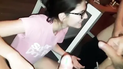 Sara Bell festeggia con tre amici dotati di grossi attributi in un porno intenso