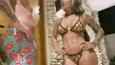 Tami Minou rimorchiata e scopata dal vicino di casa muscoloso