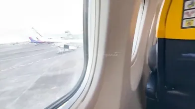 Ragazza italiana audace mostra le sue curve prorompenti durante il volo