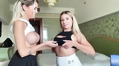 Per l'anniversario eccita il fidanzato con la sua amica intima