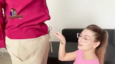 Ragazzo assiste la sua fidanzata mentre fa sesso orale a un uomo di colore