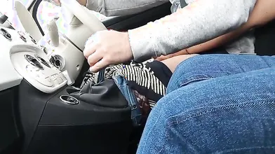 La fidanzata lo sorprende con un bocchino al volo senza aspettare di tornare a casa