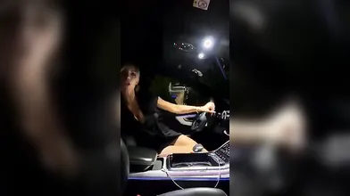 Emanuela Botto si masturba in macchina autostop di passaggio