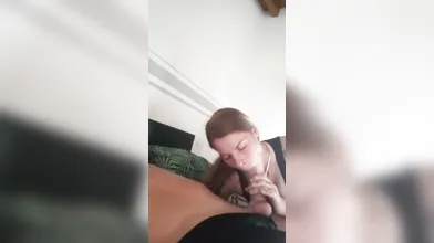 Figa rossa tatuata fidanzata si fa pompino e viene sborrata in bocca