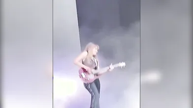 Victoria De Angelis live a Vienna: energia e sensualità sul palco