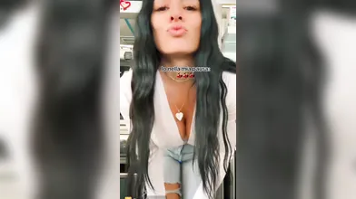 Barista italiana con curve irresistibili e seni prosperosi