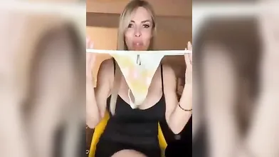 Emanuela Botto in diretta erotica a stuzzicare i suoi fan
