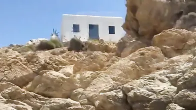 Moglie italiana si stimola in spiaggia con un ditalino