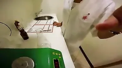 Infermiera hot entra in azione con medico nel laboratorio di analisi