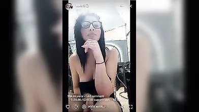 La napoletana Laura si lascia andare in diretta mostrando il suo seno