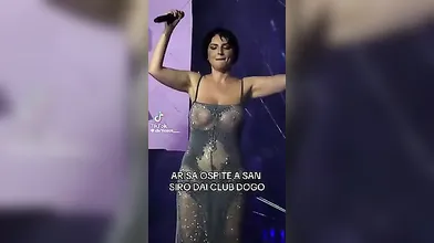 Arisa live a San Siro: spettacolo hot con le sue curve in mostra