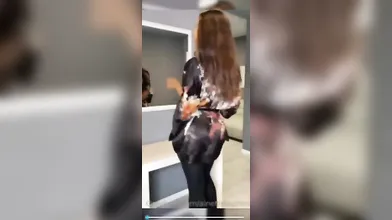 Ainett Stephens si spoglia sensualemente