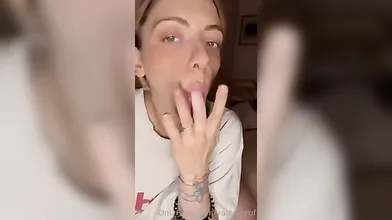 La professoressa si eccita da sola in camera