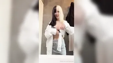 Kamixox si mostra completamente nuda e provocante