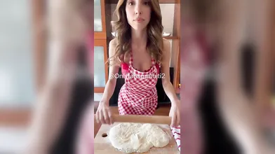 Bella pizzaiola napoletana dal fascino sensuale