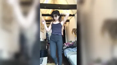 Spogliarello sexy di giovane teen italiana esplosiva