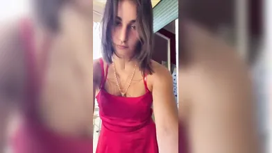 Bella ragazza italiana si mostra sexy alla finestra con il suo corpo provocante