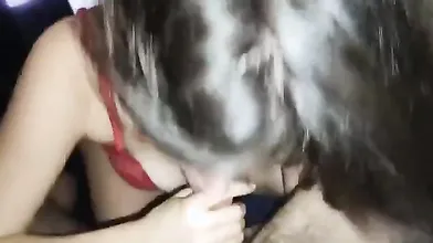 Ragazza italiana regala una spettacolare pompino al suo fidanzato