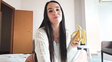 Danika Mori si eccita da sola davanti al suo fidanzato