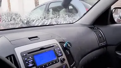 Scopri come far impazzire il lava vetri mostrando il tuo seno al semaforo