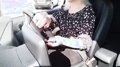 Esibizionista Milf italiana con ditalino in auto