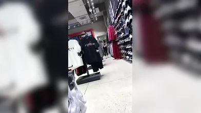 Commessa sexy in leggings con curve mozzafiato in mostra