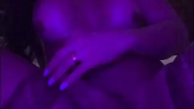 Trans sensuale con seni prorompenti in azione