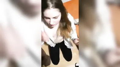 Livia 19 anni si gusta una bocca piena di sborra