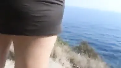 Matura provocante si masturba all’aperto davanti a spettatori curiosi con dialoghi in italiano