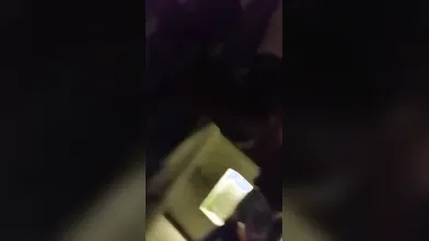 Sorpresi in discoteca mentre lei gli fa un pompino caliente