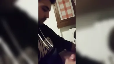 Cosa fai? Ti guardo mentre lo succhi, che amante audace sei