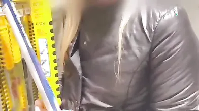 Tentativo hot con bionda al supermercato che gli regala una splendida sega