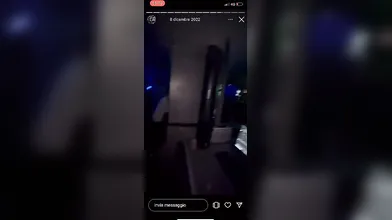 Giovane italiana sensualissima balla in discoteca e sfoggia il lato B ardente