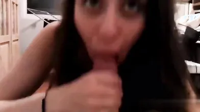 La sua prima volta mi fa sciogliere la bocca di piacere