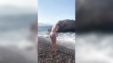 Ragazza sexy in spiaggia al mare
