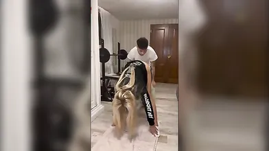 Giovane bionda italiana si lascia conquistare dal suo personal trainer hot