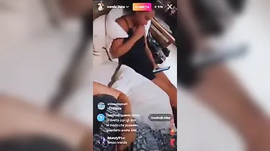 Wanda Nara mostra il seno in diretta Instagram hot