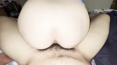 Ragazza italiana in modalità cowgirl che monta con passione